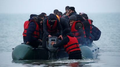 Un grupo de migrantes, subidos a una barca hinchable para cruzar el canal de la Mancha.