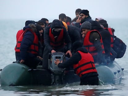 Un grupo de migrantes, subidos a una barca hinchable para cruzar el canal de la Mancha.