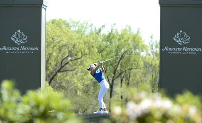 Una jugadora se entrena en Augusta.