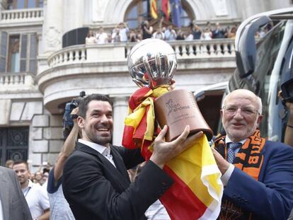 Rafa Martinez (centro), levanta la copa de la Liga Endesa en presencia del alcalde de Valencia, Joan Rib&oacute; (izquierda), y del m&aacute;ximo accionista del club, Juan Roig (derecha).