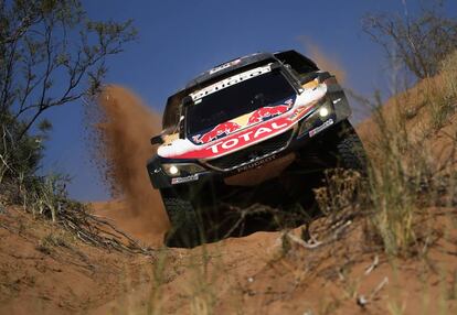 Carlos Sainz, durante la etapa 13 del Rally Dakar entre San Juan y C&oacute;rdoba. 