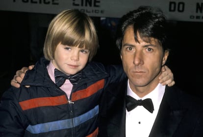 Justin Henry y Dustin Hoffman en el estreno de 'Kramer contra Kramer', cinta que protagonizaban, en Nueva York en 1979. "Después de ver esta película, estuve meses pensando que tendría que elegir entre mamá o papá”, recuerda una de las personas que ha participado en el artículo.