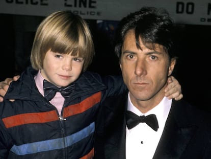 Justin Henry y Dustin Hoffman en el estreno de 'Kramer contra Kramer', cinta que protagonizaban, en Nueva York en 1979. "Después de ver esta película, estuve meses pensando que tendría que elegir entre mamá o papá”, recuerda una de las personas que ha participado en el artículo.