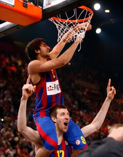 Ricky Rubio, subido a hombros de Fran Vázquez, corta la red de la canasta en la final de la Eurocopa 2010 en París.