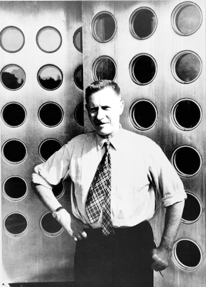 Jean Prouvé en la puerta de entrada de su casa de Nancy (1955).