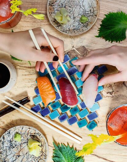 <p><b>‘Niguiris’ de salmón, atún y lubina</b></p><p><i> Ingredientes</i></p><p> ½ kilo de arroz de sushi y ½ litro de agua, 100 gramos de salmón, 100 gramos de lubina, 100 gramos de atún, wasabi, jengibre encurtido y salsa de soja. Para la vinagreta: 75 gramos de vinagre de arroz, 50 gramos de azúcar, 10 gramos de mirin (vino dulce japonés, sustituible por cualquier vino dulce) y 3 gramos de sal. </p><p><i> Preparación</p></i><p> Para la elaboración del arroz de 'sushi', limpiar el arroz llenando una cazuela de agua y, con la ayuda de un colador, sumergir un mínimo de siete veces, cambiando el agua en cada ocasión. Una vez limpio, tendremos dos opciones: cocerlo con ½ litro de agua mineral en una cocedera de arroz para 'sushi' o, si no disponemos de ella, en una cazuela plana, poniendo el arroz junto con el agua en frío y sellándolo con papel de aluminio, llevarlo a ebullición y, cuando se hinche el papel de plata, bajar el fuego al mínimo y dejar 10 minutos. Después lo apartamos del fuego, dejándolo reposar 10 minutos más. Mezclar aparte todos los ingredientes de la vinagreta de 'sushi' y, una vez esté cocido el arroz mediante cualquiera de los dos métodos, incorporar y mezclar hasta que el arroz absorba todo el líquido. Después, cubrir con un trapo húmedo para evitar que haga costra y dejar reposar. Al cabo de un mínimo de dos horas, confeccionar los 'niguiris' amasando con las manos un rectángulo de arroz. Si no tenemos mucha práctica con la manipulación del pescado, pedir al pescadero que los corte en lomos de tres centímetros de ancho, la medida que nos permitirá cubrir los 'niguiris'. Servir en plato junto al jengibre, el 'wasabi' y la salsa de soja en un bol aparte. Los 'niguiris', habitualmente, se comen con palillos, pero en Japón muchas veces se usan las manos directamente: este será un buen momento para iniciar el juego con el otro comensal.</p><p> <b>‘Bloody Mary’</b></p><p><i> Ingredientes</i></p><p> 40 mililitros de vodka, 1 botellita de zumo de tomate, 15 mililitros de zumo de limón fresco, 4 golpes de tabasco rojo, una pizca de sal, una pizca de pimienta negra, 3 golpes de Worcester Sauce (o salsa Perrins). Hielo. Vaso Collins (de tubo). Decoración: una ramita de apio y una rodaja de limón.</p><p><i> Preparación</i></p><p> Se realiza directamente en el vaso. Llenarlo de hielo. Verter primero el vodka y añadir el zumo de tomate y de limón. A continuación, añadir 4 golpes de tabasco rojo, 3 golpes de salsa Worcester (Perrins) y una pizca de sal y de pimienta, al gusto. Remover la mezcla con una cucharita. Terminar decorando con una rodaja de limón y una ramita de apio bien limpia y cortada. </p>