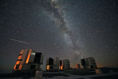 Un brillante meteoro (una perseida), que se aprecia como una línea blanca, a la izquierda, captado en 2010 en el cielo de Cerro Paranal, donde están los cuatro grandes telescopios VLT del Observatorio Europeo Austral (ESO).