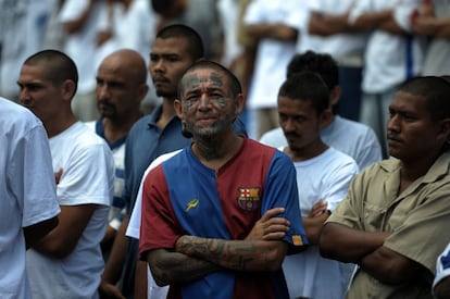 Entre los asistentes se encontraba Romeo Henríquez, alias 'El Diablo', uno de los principales líderes de esa pandilla en todo el país. "Creo que como humanos tenemos derecho a arrepentirnos de lo malo que hemos hecho", dijo Henríquez en declaraciones recogidas por AFP. En la imagen, miembros de la mara siguen la misa.