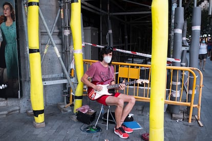 Argentine guitarist Manuel Cano playing late Tuesday afternoon at the corner of Gran Vía and Fuencarral, in Madrid.