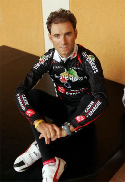 Alejandro Valverde, con su nuevo maillot negro del Caisse d&#39;Épargne.