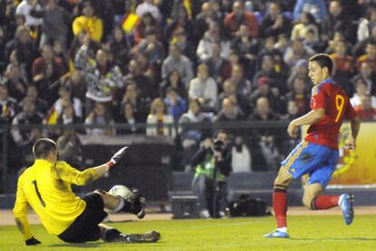 Rodrigo, el pasado jueves, dispara ante el portero de Estonia.