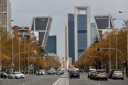 El cambio de imagen en la torre Kio de Bankia es ya visible desde el Paseo de la Castellana de Madrid.