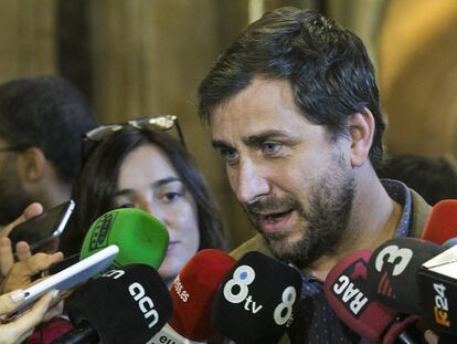 El conseller de Salut, Toni Comín, atén els mitjans de comunicació, aquest dimecres al Parlament.