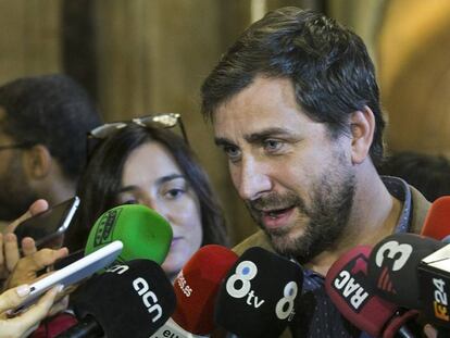 El conseller de Salut, Toni Comín, atén els mitjans de comunicació, aquest dimecres al Parlament.