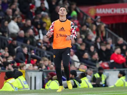 Cristiano Ronaldo calienta en la banda en el partido entre el Manchester United y el Tottenham.