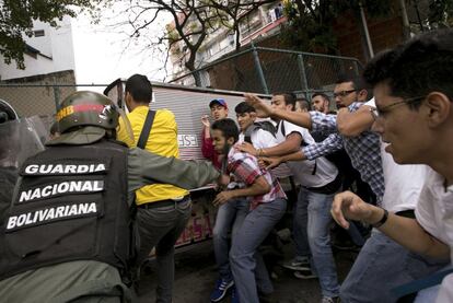 Enfrentamiento entre la Guardia Nacional y estudiantes universitarios durante la protesta, Caracas.