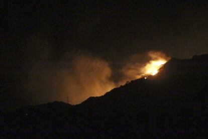 El incendio de Boiro sigue activo.