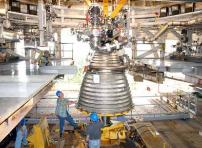 En uno de los antiguos bancos de pruebas de la era Apolo en el Centro Espacial Stennis (Misuri), se empiezan a ensayar algunos elementos clave del motor J-2X del futuro cohete Ares.