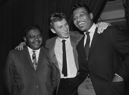 El cantante francés (centro) con el pianista y compositor Fats Domino (izquierda) y el campeón de boxeo Ray Sugar Robinson (derecha), en París, en 1962.