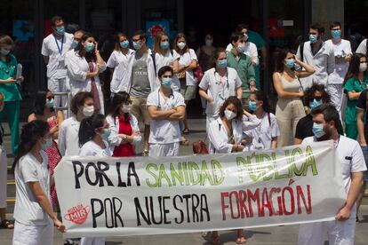 Concentración de Residentes frente a la puerta principal del Hospital de la Paz, este jueves.