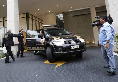 A Polícia Federal sai da sede da Camargo Corrêa em São Paulo (Brasil) em novembro de 2014 depois de uma revista no âmbito da operação 'Lava Jato'.