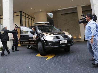 A Polícia Federal sai da sede da Camargo Corrêa em São Paulo (Brasil) em novembro de 2014 depois de uma revista no âmbito da operação 'Lava Jato'.