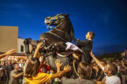 Un 'caixer' (jinete) durante los tradicionales jaleos y 'replecs' en las fiestas de Sant Climent.