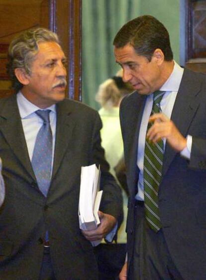 Diego López Garrido (izquierda) y Eduardo Zaplana, en el Congreso.