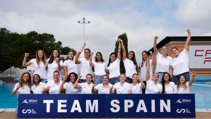 El equipo femenino de waterpolo, hace tres semanas en el CAR de Sant Cugat.