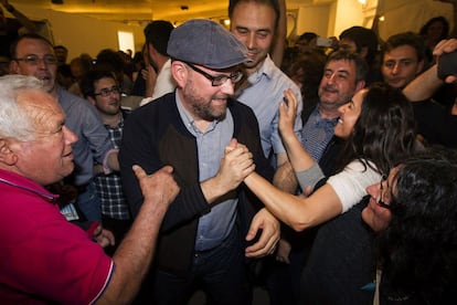 El candidato de la formación ciudadana Compostela Aberta, Martiño Noriega, celebra los resultados electorales en Santiago.