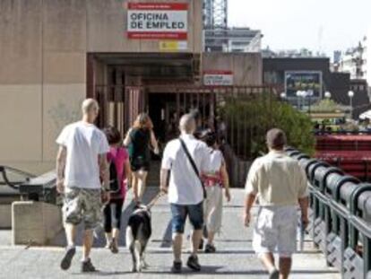 Varias personas se dirigen hacia la oficina de empleo de Azca en Madrid. EFE/Archivo