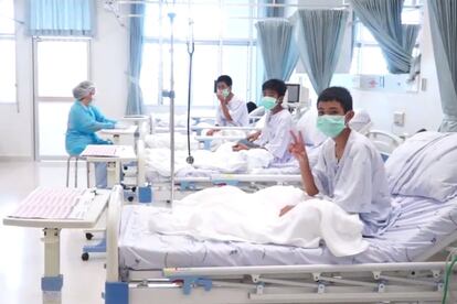 Primeras imágenes de los niños rescatados en una habitación del hospital proyectada para los medios., el 11 de julio de 2018.