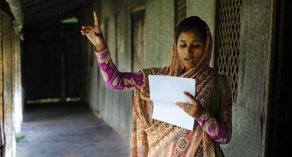 Misti, de 18 años, participa en el grupo Poder de las Niñas en Bangladesh.