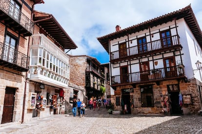 A pesar de su nombre, este pueblo se encuentra en medio de una verde llanura a unos 10 kilómetros de la costa cántabra. Edificada a partir del siglo IX alrededor de la colegiata románica de Santa Juliana, su casco histórico concentra casonas de floridos balcones, torreones y elegantes palacios señoriales. Una visita recomendable es el museo Jesús Otero, escultor que a su muerte, en 1993, donó toda su colección de obras al Ayuntamiento. Sus esculturas y bocetos se pueden ver tanto en el edificio como en el jardín, que invita a descansar a la fresca umbría de los árboles. Más información: <a href="https://santillanadelmarturismo.com/" target="_blank">santillanadelmarturismo.com</a>