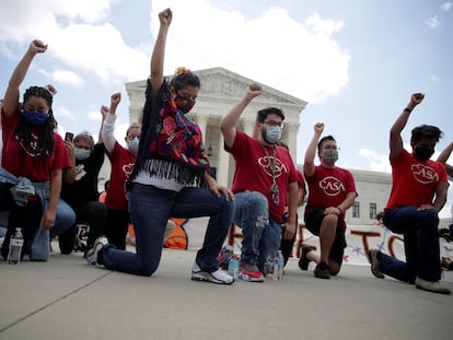 Un grupo de personas se manifiesta frente a la Corte Suprema de EE UU en defensa de los 'dreamers'
