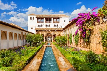 La belleza de la Alhambra debe mucho al uso que hace del agua, un elemento que en la cultura islámica era un símbolo del Paraíso. Construido en la colina que domina la famosa fortaleza, el Generalife era un palacete donde los emires se retiraban a pasar sus ociosos veranos. Los jardines son un tranquilo paraíso donde los chorros de las fuentes juguetean por entre estanques alargados y el agua fluye por precipitación. Las amplias vistas están enmarcadas por cipreses, setos, flores y parras, con un valle que baja desde la terraza cubierta de hiedra del palacete. Hay una entrada conjunta a la Alhambra y el Generalife, pero también se pueden visitar solo los Jardines. Conviene sacar las entradas con antelación. <a href="http://www.alhambra-patronato.es/index.php/Alhambra-Jardines/238/0/" target="_blank">www.alhambra-patronato.es</a>