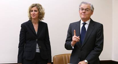 Sebastian Albella, presidente de la CNMV, y Ana Maria Martinez-Pina, vicepresidenta, durante su comparecencia en el Congreso de los Diputados.