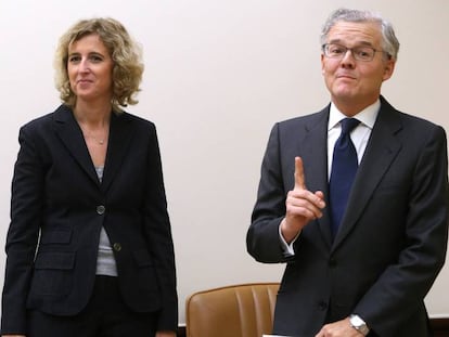 Sebastian Albella, presidente de la CNMV, y Ana Maria Martinez-Pina, vicepresidenta, durante su comparecencia en el Congreso de los Diputados.