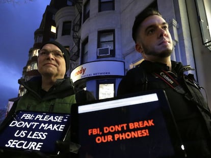 Manifestantes en Massachusetts contra la iniciativa del FBI.