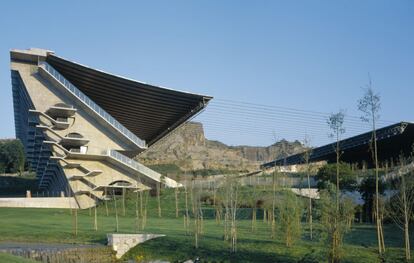 El estadio municipal de la ciudad de Braga (Portugal) es, para muchos, una obra maestra de ingeniería. A partir de un proyecto del arquitecto portugués Eduardo Souto de Moura, los ingenieros transformaron en 2003 la antigua cantera de Monte Castro en un campo de fútbol elogiado internacionalmente.