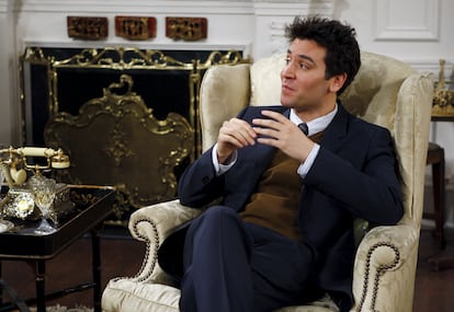 TED EN 'CÓMO CONOCÍ A VUESTRA MADRE' – De los muchos sucedáneos que surgieron tras el final de 'Friends', 'Cómo conocí a vuestra madre' fue el más exitoso y el que más se prolongó en el tiempo. La historia de seis amigos residentes en Nueva York copiaba su esquema y la coralidad, aunque desde el título quedaba claro quién iba a tener más protagonismo, ya que la principal intriga residía en saber el nombre de la mujer con la que Ted Mosby (Josh Radnor) había engendrado a los hijos que cada semana escuchaban sus batallitas con gesto aburrido. 
