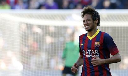 Neymar se lamenta durante a partida deste sábado.