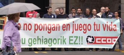 El secretario general de CCOO en Euskadi Unai Sordo (cuarto por la izquierda) participa en la concentración de protesta por el accidente laboral que costó la vida de un trabajador el pasado lunes en las obras del TAV.