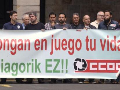 El secretario general de CCOO en Euskadi Unai Sordo (cuarto por la izquierda) participa en la concentración de protesta por el accidente laboral   que costó la vida de un trabajador el pasado lunes en las obras del TAV.