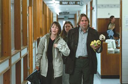 El actor Timothy Spall, con Lelsey Manville y Alison Garland (detrás).