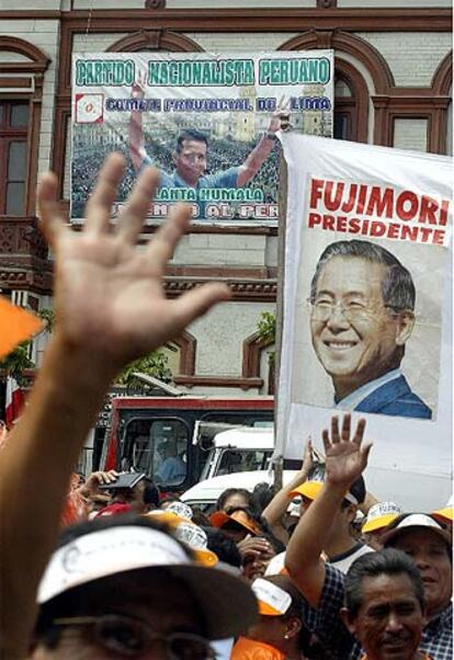 Pasquines de Fujimori y del candidato presidencial Humala, durante la campaña electoral.