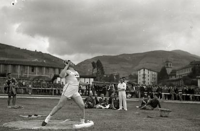 Un atleta lanza peso en un Campeonato de España celebrado en los años veinte en el estadio de Berazubi de Tolosa (Gipuzkoa).