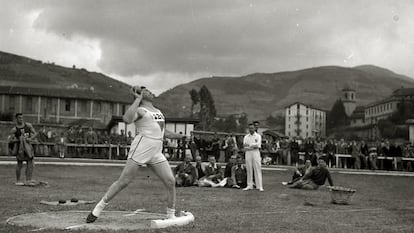 Un atleta lanza peso en un Campeonato de España celebrado en los años veinte en el estadio de Berazubi de Tolosa (Gipuzkoa).