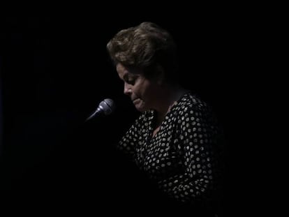 Dilma discursa a mulheres, um dos seus últimos compromissos antes do afastamento.