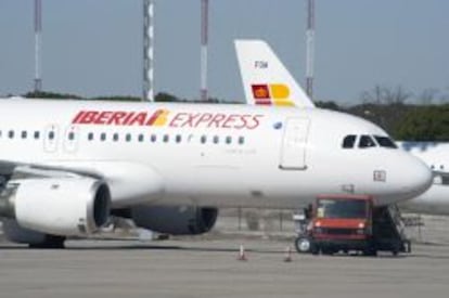 Un Airbus A320 de Iberia Express junto a un avi&oacute;n de Iberia.